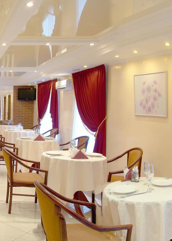 Hotel Optima Deluxe Kryvyj Rih Esterno foto